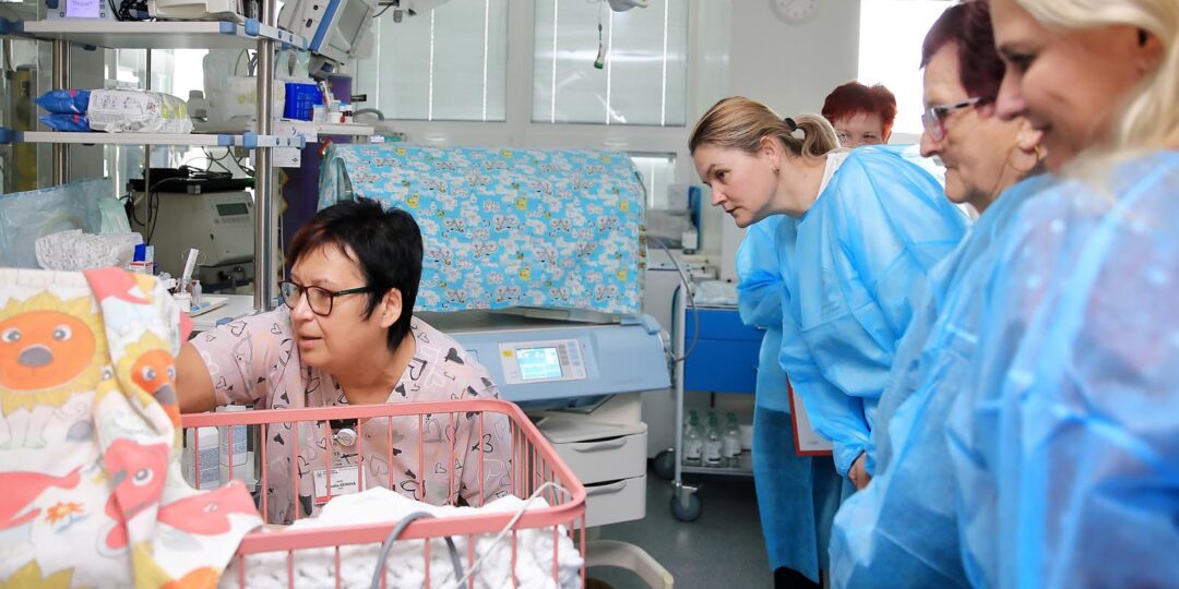 Poďakovanie Slovenskému Červenému krížu za dar pre neonatologickú kliniku