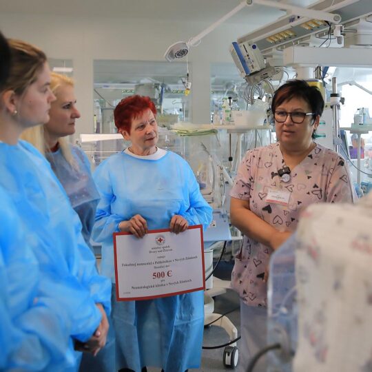 Poďakovanie Slovenskému Červenému krížu za dar pre neonatologickú kliniku